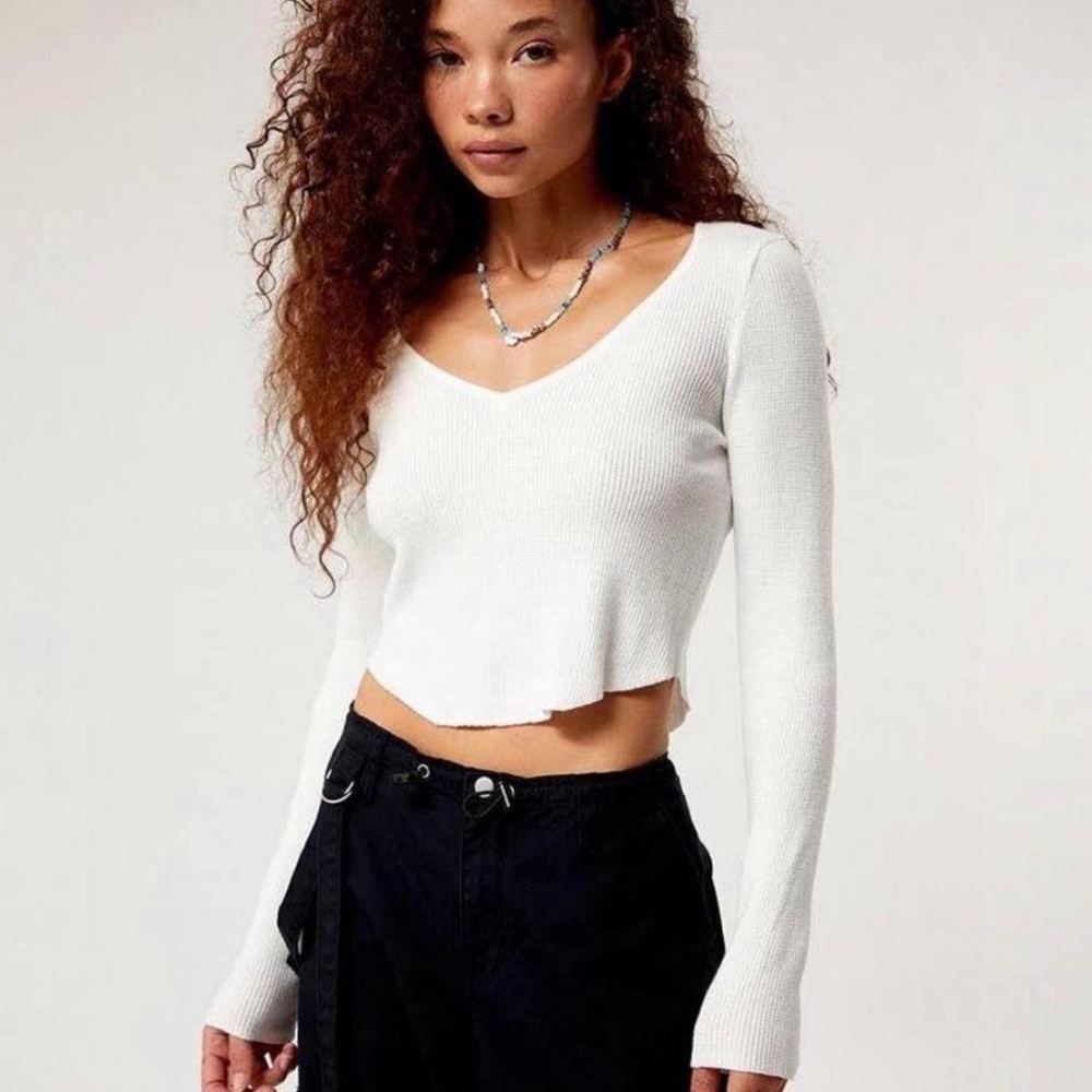 La Hearts White V-Neck Ribbed Crop Top